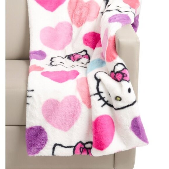 HELLO KITTY Lots Of Hearts Faux Fur Throw